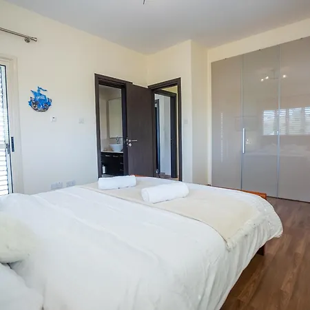 Beachfront Larnaka Dhekelia With Pool بيلا