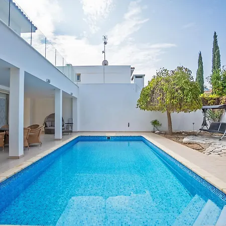 Beachfront Larnaka Dhekelia With Pool فيلة بيلا