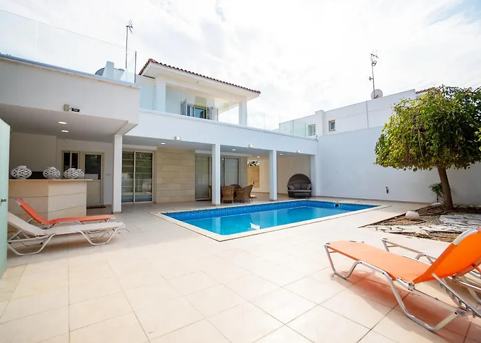 Beachfront Larnaka Dhekelia With Pool Пила