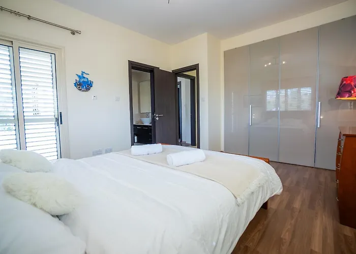 Beachfront Larnaka Dhekelia With Pool Пила