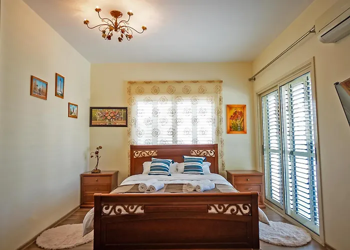 Beachfront Larnaka Dhekelia With Pool Пила